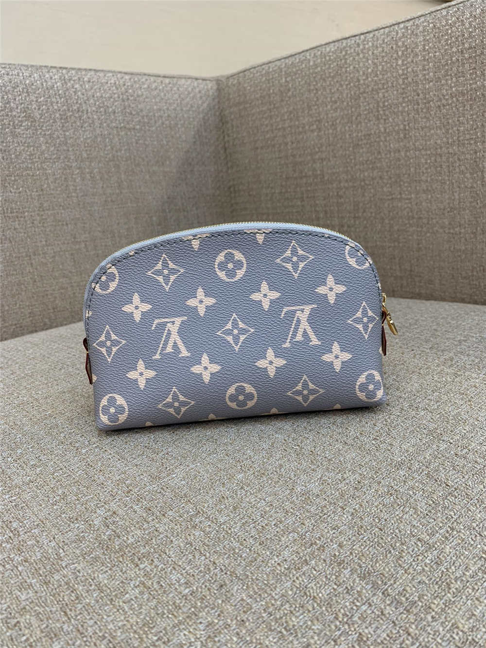 Louis Vuitton M12440 Pochette Cosmétique  size:19 x 12 x 6 cm 2025 new 